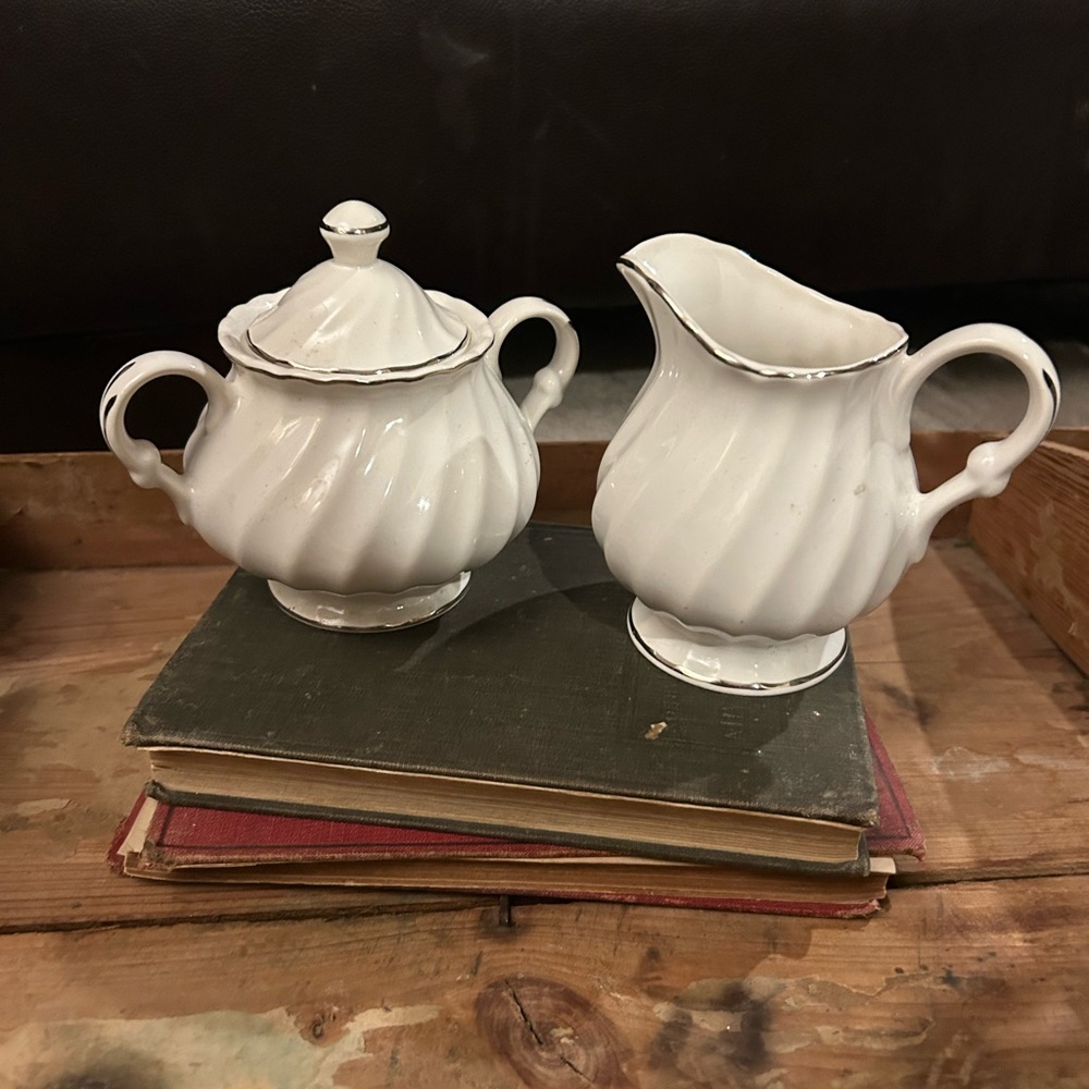 Sugar Bowl and creamer, Homer Laughlin, Arcadia, Swirl Pattern, Platinum Trim
